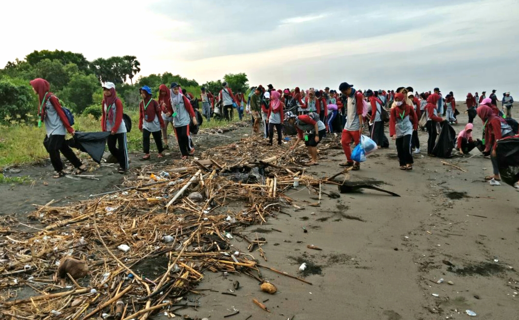 200 Mahasiswa Universitas Negeri Malang Clean Up di TN Bali Barat