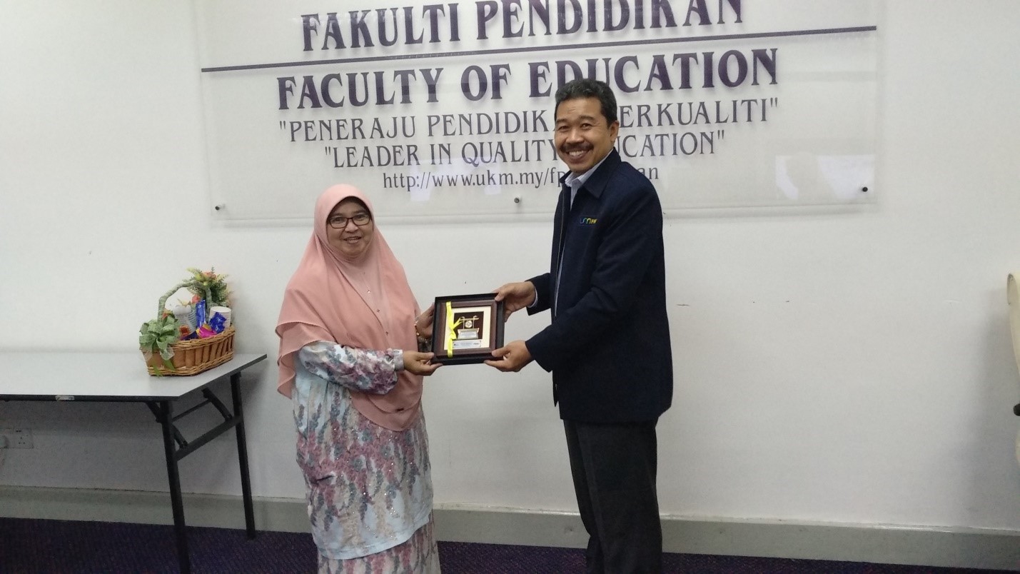 Dekan FMIPA UM Dr. Hadi Suwono M. Si bertukar cindera mata dengan Perwakilan Dekan Fakultas Pendidikan Universitas Kebangsaan Malaysia.