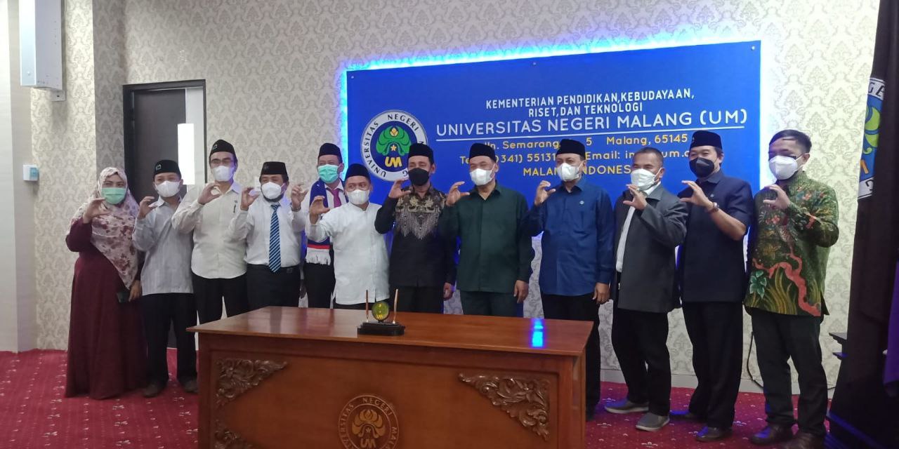 Penandatanganan MoA Universitas  Islam Zainul Hasan (UNZAH) Genggong Probolinggo dengan Universitas Negeri Malang, dan Penandatanganan MoA STIKES  Hafshawaty Pesantren Zainul Hasan Probolinggo dengan Universitas Negeri Malang