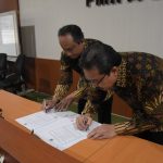 Penandatanganan Kontrak Kinerja Ketua Jurusan Fisika dengan Dekan FMIPA