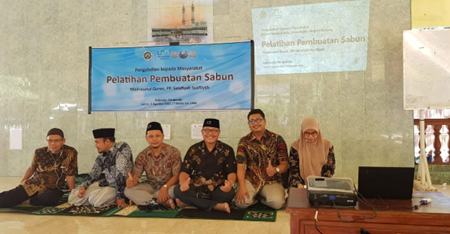 Pelatihan Pembuatan Sabun Membangun Ekonomi Santri Ma’had Quran, Pondok Pesantren Salafiyah Syafiiyah, Kabupaten Situbondo