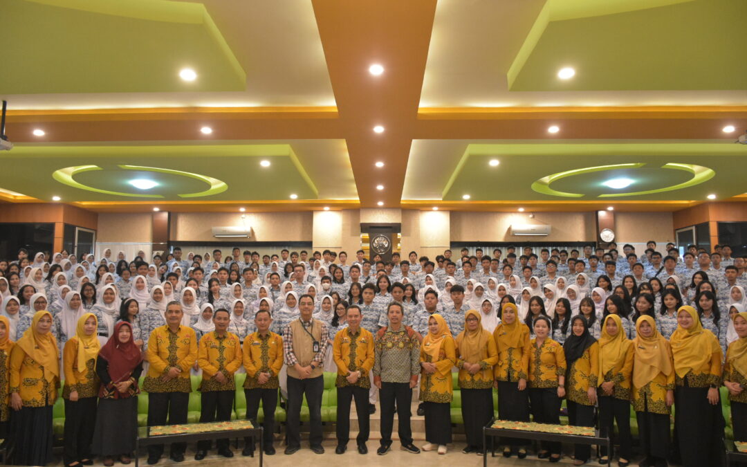 Aula FMIPA UM dipadati Siswa-siswi dari SMA N 2 Bandar Lampung