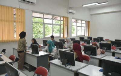 Mahasiswa FMIPA UM Menggunakan hak suara dalam PEMIRA 2023