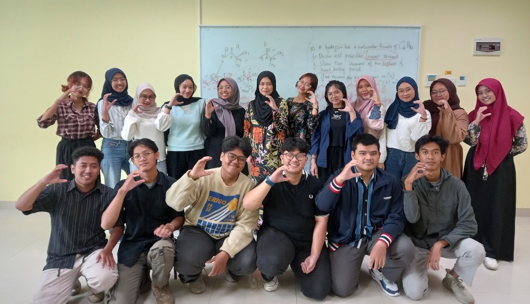 Co-Teaching Assoc. Prof. ChM. Dr. Roswanira Abdul Wahab dari Universiti Teknologi Malaysia (UTM) menguatkan Pembelajaran di Kelas Internasional Program Studi Sarjana Bioteknologi FMIPA Universitas Negeri Malang
