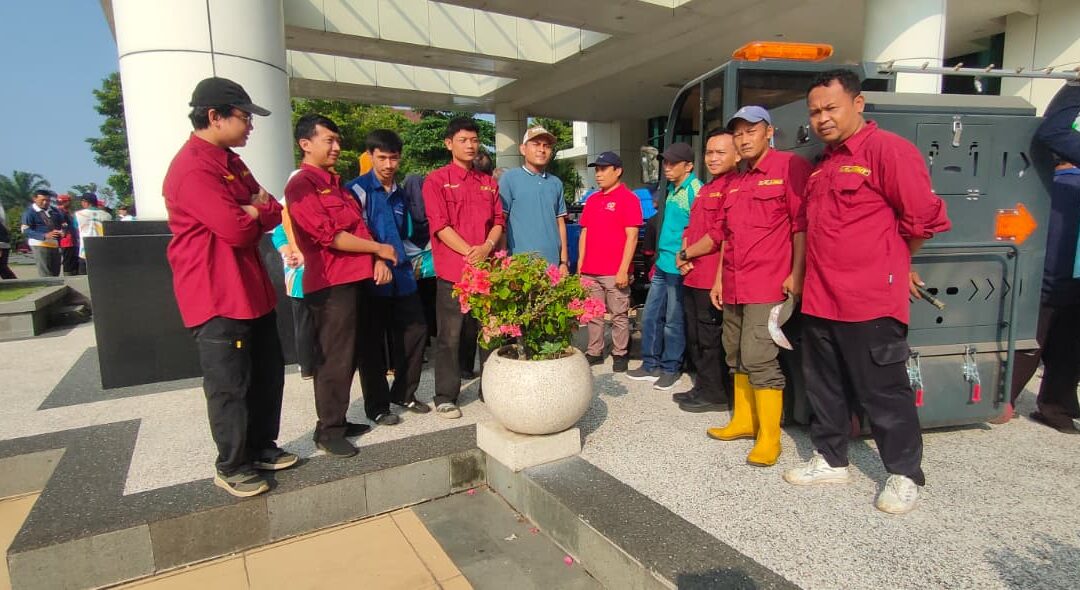 Wujudkan Kampus Lestari, Kolaborasi Tendik dan Tim Kebersihan FMIPA UM Hijaukan Hari Bumi 2026 melalui Aksi Resik Sungai
